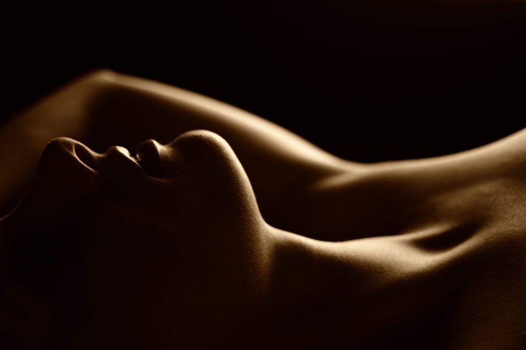 The intimate feminine-discovering and eroticizing your body with complete confidence