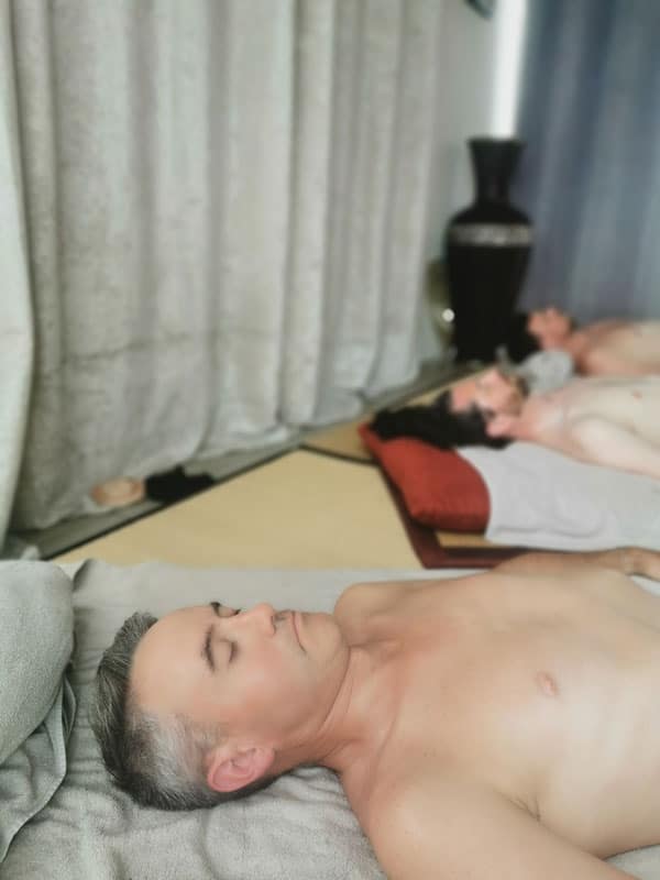 Formation-massage-tantrique-lyon-formation-massage-tantra-lyon-Toucher-de-soie